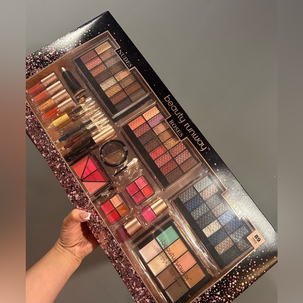 Makeup kit 87 piece BEAUTY RUNWAY! For young kids🩷